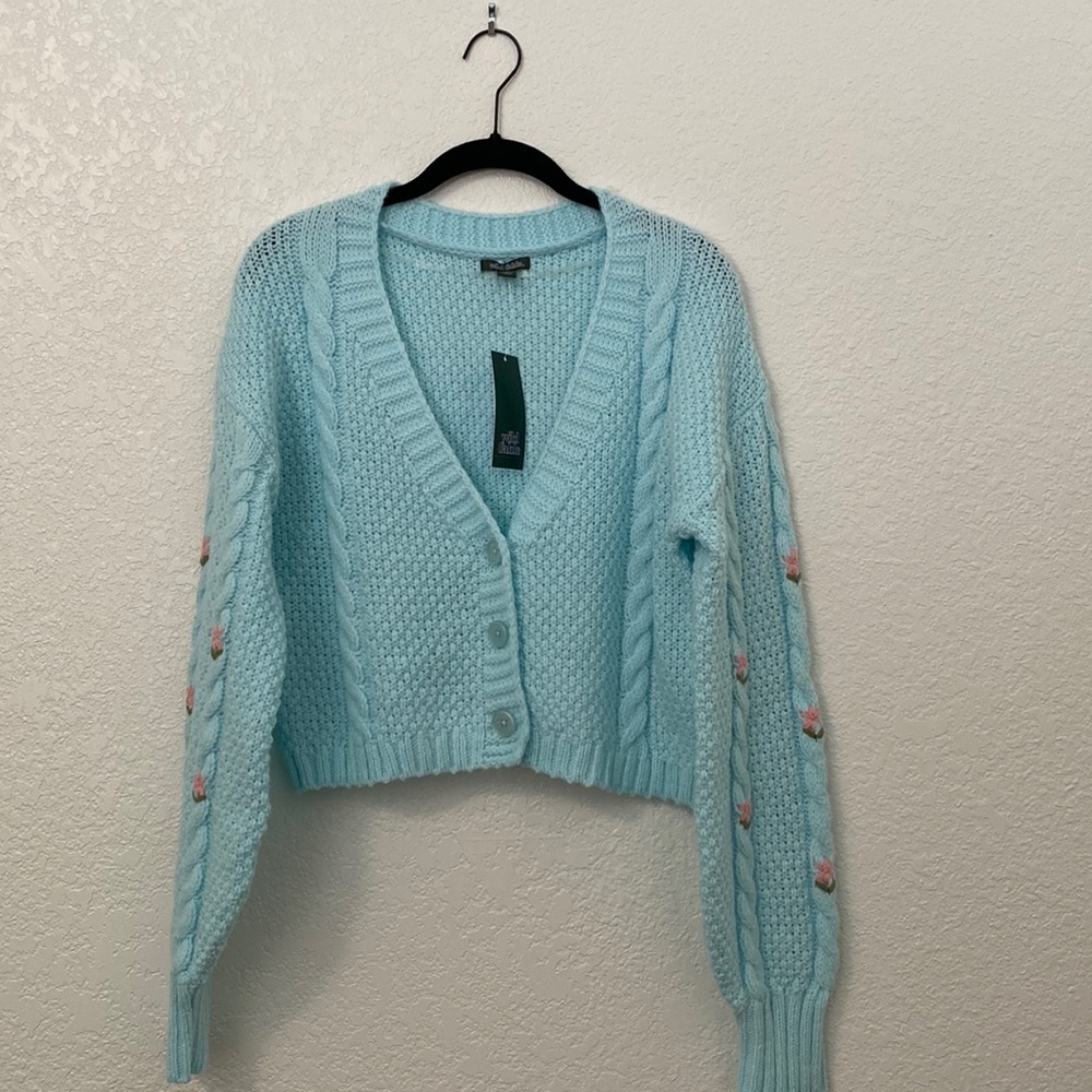 Cropped Sweater with flowers embroidered on both sleeves